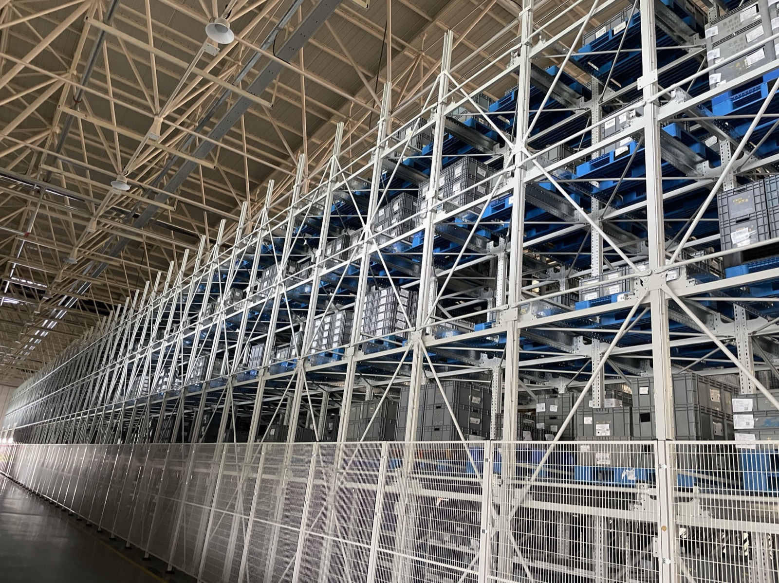 Four-way shuttle racking system