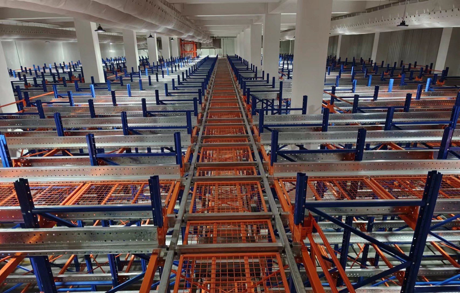 Brazil — Four-Way Shuttle System, 25,000+ Positions for Unilever (via Geek+)